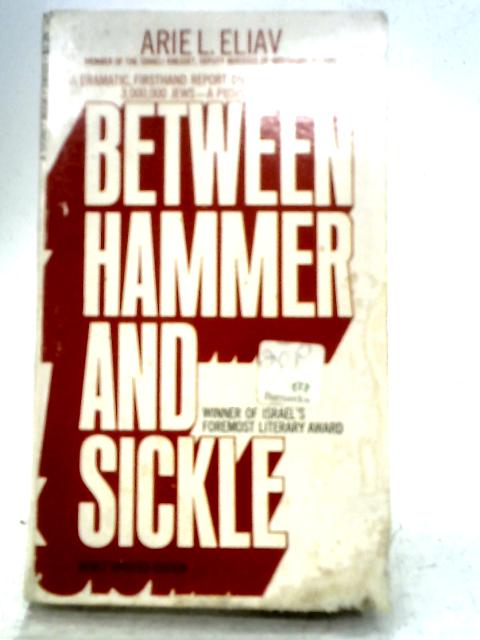 Between Hammer And Sickle von Arie L. Eliav