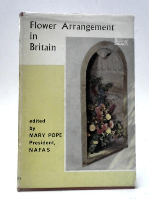 Flower Arrangement in Britain von Mary Pope