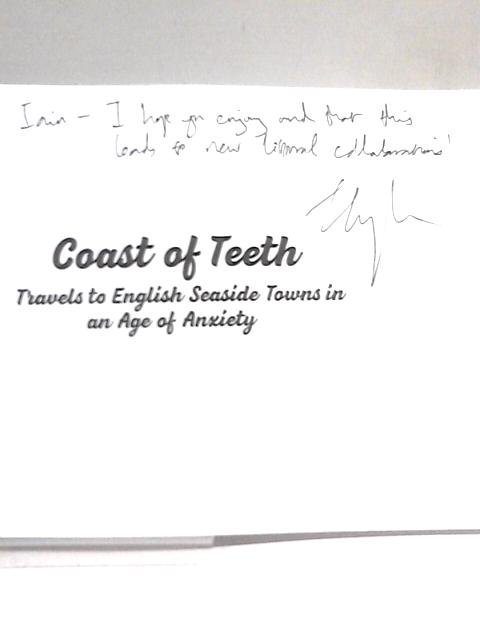 Coast of Teeth: Travels to English Seaside Towns in an Age of Anxiety von Tom Sykes and Louis Netter